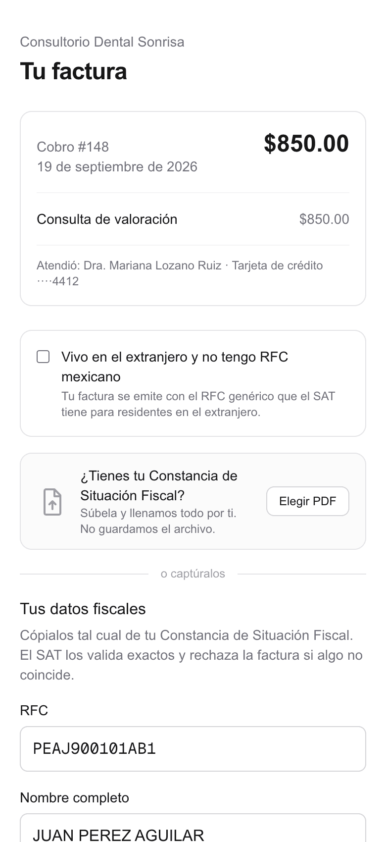 La página del paciente en un celular, con su cobro y el formulario de datos fiscales